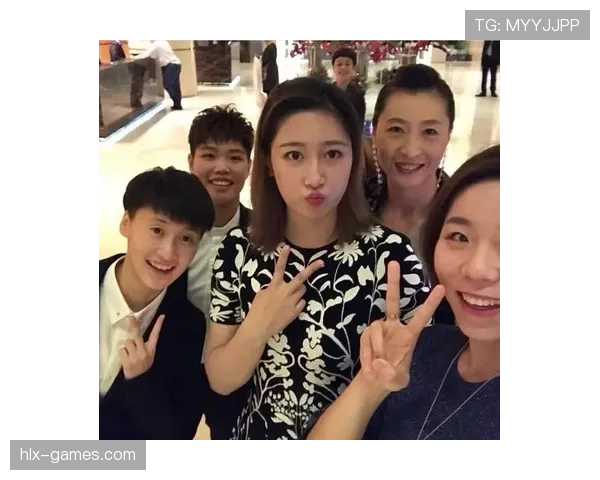 陈雨菲赛前啃鸡腿，教练在旁边翻白眼