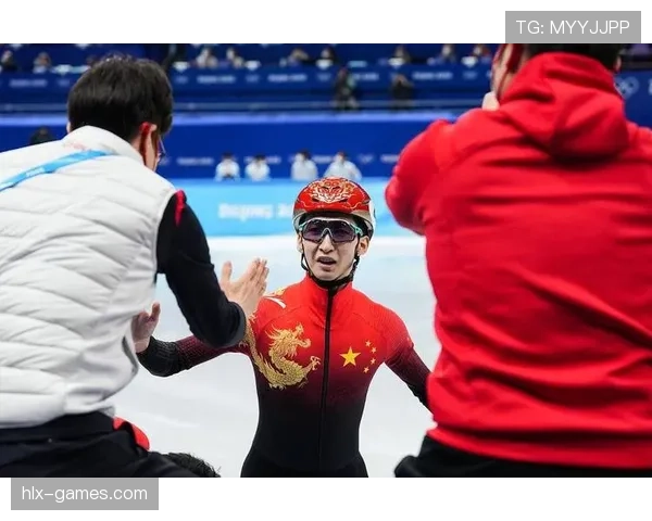 武大靖训练完直接啃冰块，这自律狠人连补水都省了？